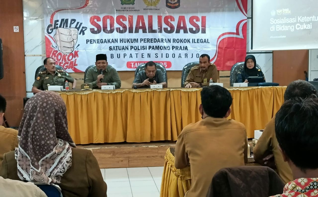 SOSIALISASI - Sekretaris Satpol PP Sidoarjo, M Anas Muslimin mendampingi Wakil Ketua III DPRD Warih Andono dan Ketua Komisi A DPRD Rizza Ali Faizin di Sosialisasi Penegakan Hukum Peredaran Rokok Ilegal, di Kecamatan Sidoarjo, Senin (04/08/2025).