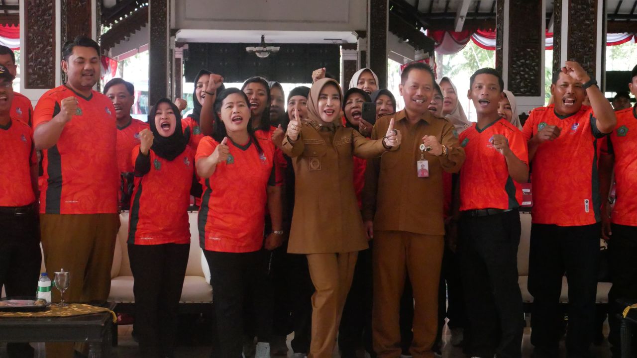 PKB - Wabup Sidoarjo, Mimik Idayana secara resmi membuka kegiatan Pengembangan Keprofesian Berkelanjutan (PKB) bagi guru Pendidikan Jasmani, Olahraga dan Kesehatan (PJOK) jenjang Sekolah Dasar (SD) se Sidoarjo, di Pendopo Delta Wibawa, Senin (04/08/2025).