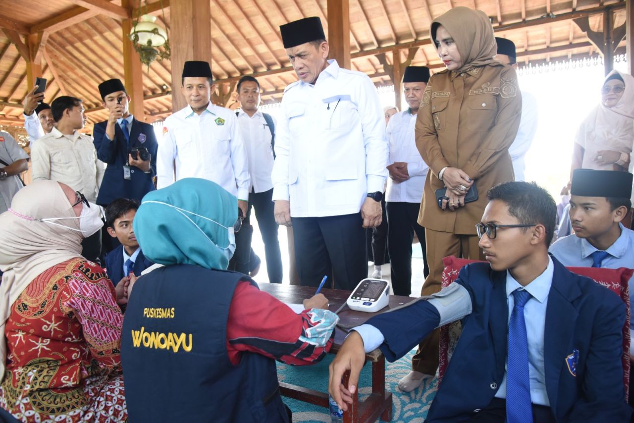 CEK - Wamenag RI Romo H R Muhammad Syafi'i didampingi Wabup Sidoarjo Mimik Idayana mengecek Kick Off program Cek Kesehatan Gratis (CKG) bagi siswa serentak di Pondok Pesantren Modern Al Amanah Junwangi, Kecamatan Krian, Senin (04/08/2025).