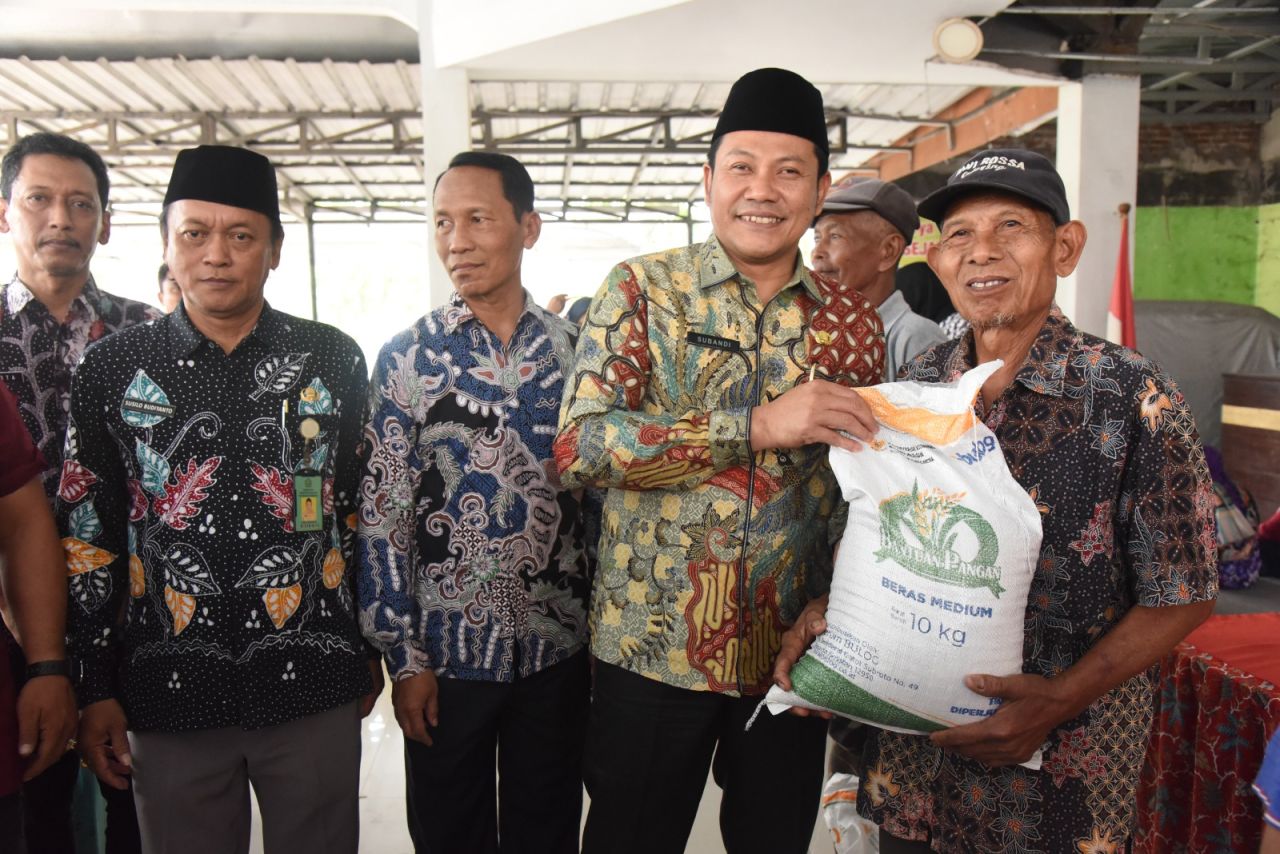 SERAHKAN - Bupati Sidoarjo Subandi membagikan dan memantau proses penyaluran bantuan pangan berupa beras di Desa Ploso dan Desa Rejeni, Kecamatan Krembung agar distribusi bantuan beras dari pemerintah pusat ini tepat sasaran, Selasa (05/08/2025).