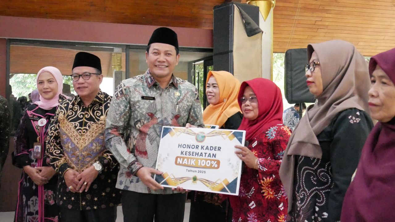 HONOR - Bupati Sidoarjo Subandi janji menaikkan honor kader kesehatan jadi Rp 100.000 per bulan saat membuka kegiatan Gerakan Masyarakat Hidup Sehat (Germas) di Pendopo Delta Wibawa, Kamis (07/08/2025).