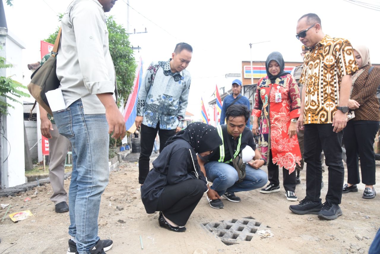 SIDAK - Wabup Sidoarjo Mimik Idayana sidak proyek betonisasi JL Raya Gedangan - Betro yang pekerjaannya minus 2,5 persen karena target selesai 97 persen kini baru dikerjakan 94,5 persen dalam pengerjaan proyek sepanjang 800 meter itu, Kamis (07/08/2025).