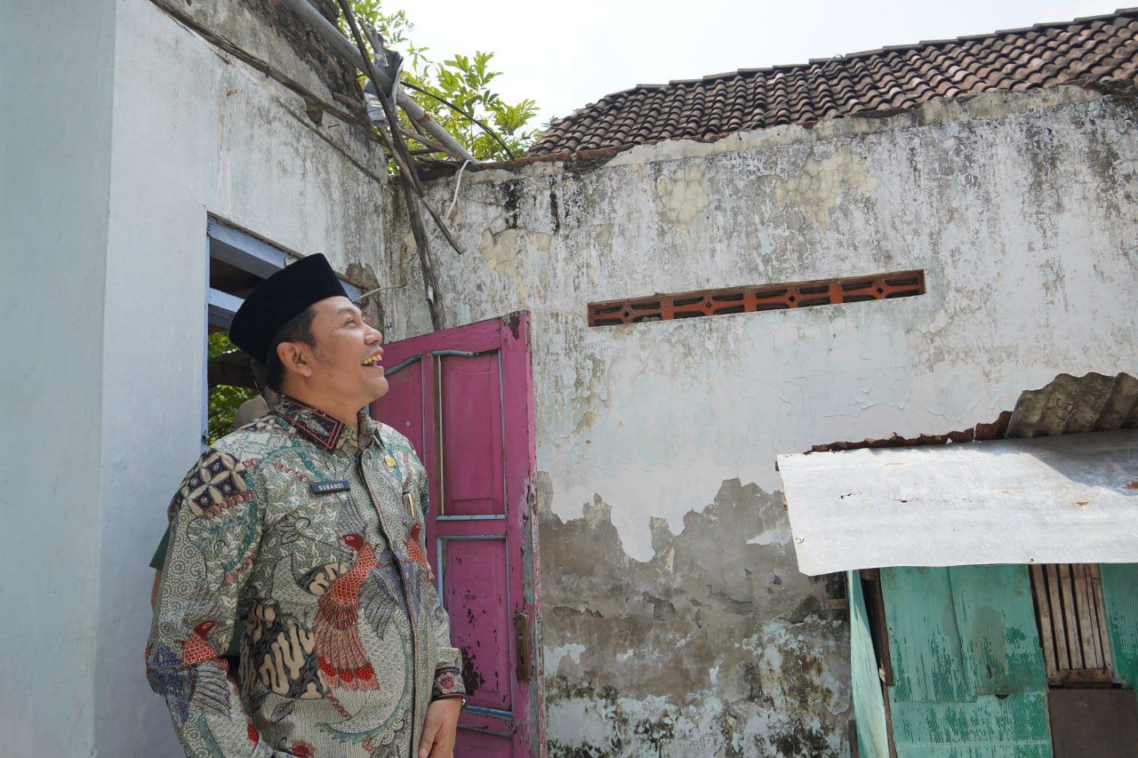 RTLH - Bupati Sidoarjo Subandi menggelar Inspeksi Mendadak (Sidak) Rumah Tidak Layak Huni (RTLH) milik warga miskin di Desa Simogirang, Kecamatan Prambon, Sidoarjo, Kamis (07/08/2025).