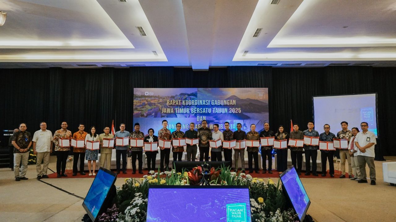 PIAGAM - Tujuh wajib pajak dari wilayah kerja Kanwil DJP Jatim II menerima Piagam Wajib Pajak (Taxpayer Charter) yang diserahkan langsung Dirjen Pajak, Bimo Wijayanto saat Rapat Gabungan dan Launching Piagam Wajib Pajak di Malang, Kamis (07/08/2025).
