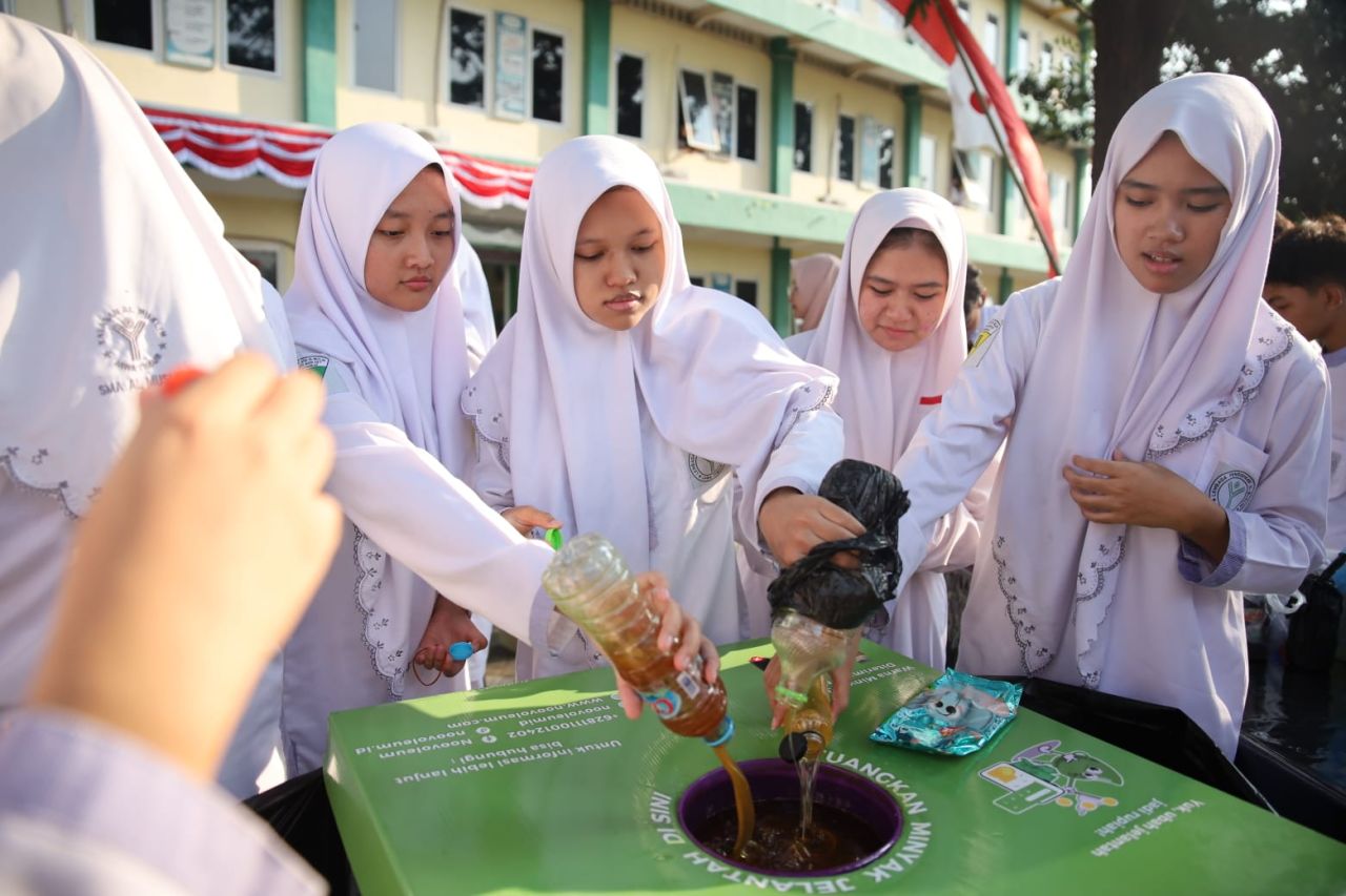 EDUKASI - SMA Al Muslim menggelar kegiatan edukatif dan inspiratif dengan tema From Kitchen Waste to Clean Energy dalam rangka memperingati Hari Konservasi Alam Nasional (HKAN) Tahun 2025, Jumat (08/08/2025).
