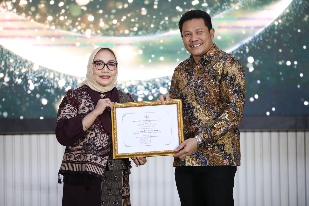 KLA - Menteri Pemberdayaan Perempuan dan Perlindungan Anak (PPPA) Arifatul Choiri Fauzi menyerahkan penghargaan kepada Bupati Sidoarjo Subandi di Malam Penganugerahan Kabupaten/Kota Layak Anak (KLA) Tahun 2025 di Jakarta, Jumat (08/08/2025).