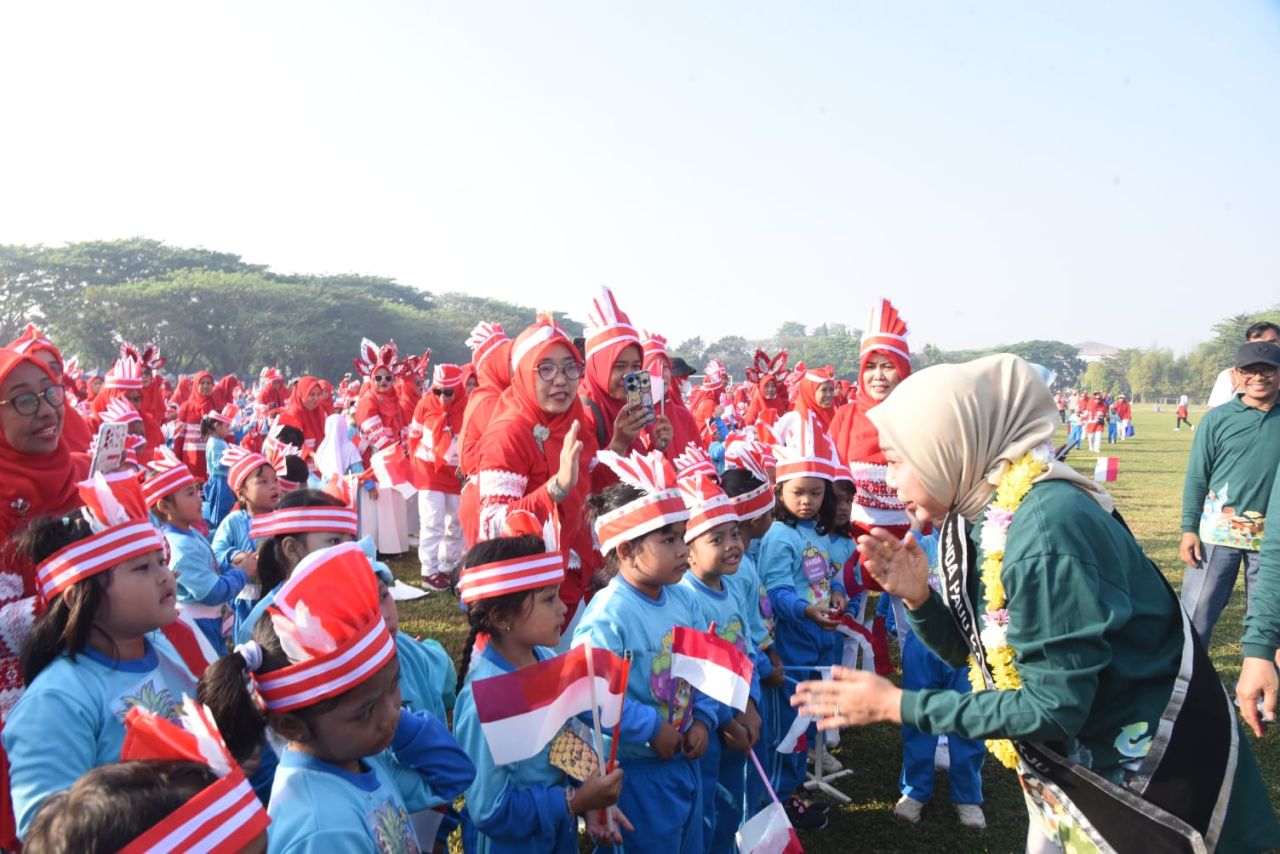 DEKLARASI - Sebanyak 5.000 anak Sidoarjo memperingati Hari Anak Nasional (HAN) sekaligus deklarasi bersama di lapangan Pasmar 2 Gedangan, Sidoarjo, Sabtu (09/08/2025).