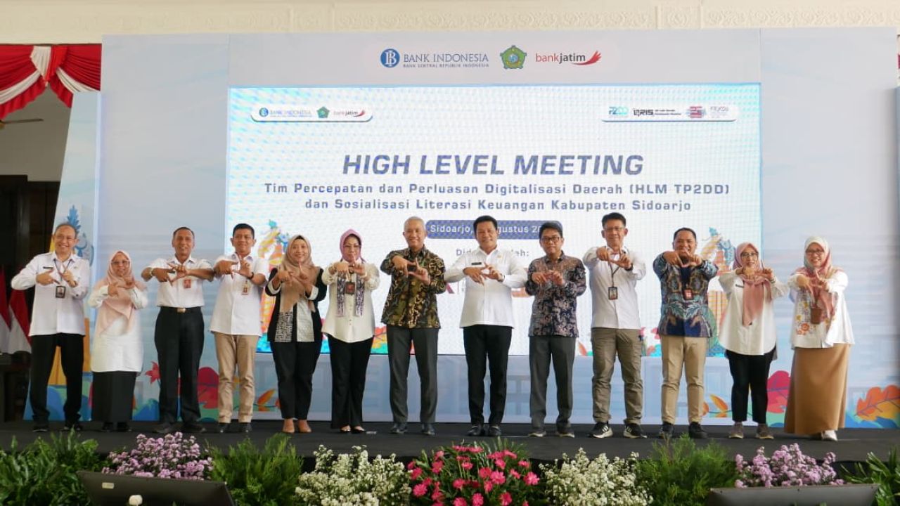 SOSIALISASI - Bupati Sidoarjo Subandi membuka High Level Meeting Tim Percepatan dan Perluasan Digitalisasi Daerah (HLM TP2DD) dan Sosialisasi Literasi Keuangan Kabupaten Sidoarjo di Pendopo Delta Wibawa, Rabu (13/08/2025).