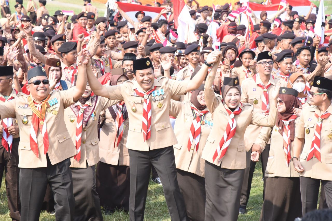 PRAMUKA - Bupati Sidoarjo Subandi yang juga Ketua Kwarcab Gerakan Pramuka Sidoarjo memimpin upacara peringatan Hari Pramuka ke 64 Tahun 2025 di Bumi Perkemahan Tanjek Wagir, Kecamatan Krembung, Sidoarjo, Kamis (14/08/2025).