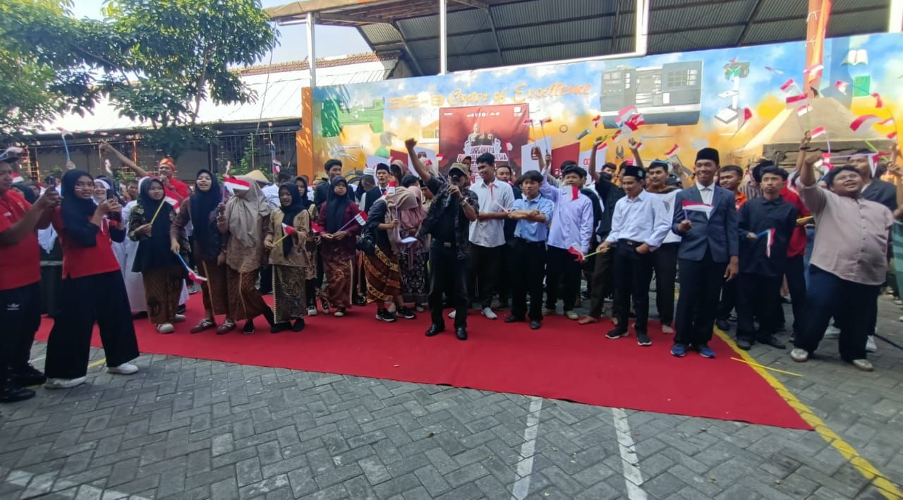 HUT - Siswa dan guru SMK YPM 8 Sidoarjo meriahkan HUT Kemerdekaan RI 80 dengan pentas seni, drama, teatrikal serta menanam pohon tabebuya dan sayuran di pinggir sungai perbatasan Sarirogo dan Anggaswangi, Kecamatan Sukodono Sidoarjo, Sabtu (16/08/2025).