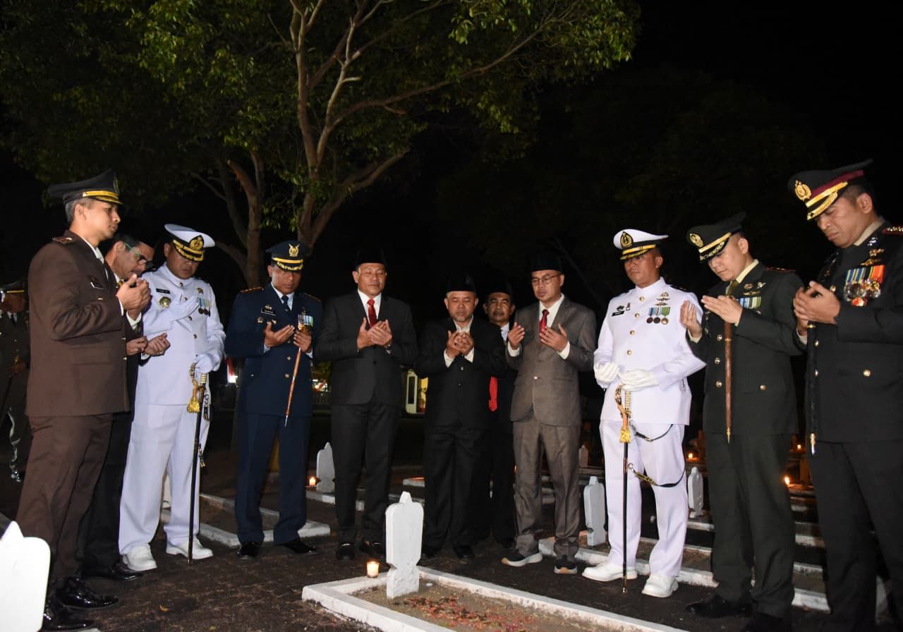 RENUNGAN SUCI - Bupati Sidoarjo, Subandi mengikuti Apel Kehormatan dan Renungan Suci (AKRS) di Taman Makam Pahlawan (TMP) Kusuma Bangsa yang dimulai tepat pukul 24.00 WIB, Minggu (17/08/2025) dini hari.