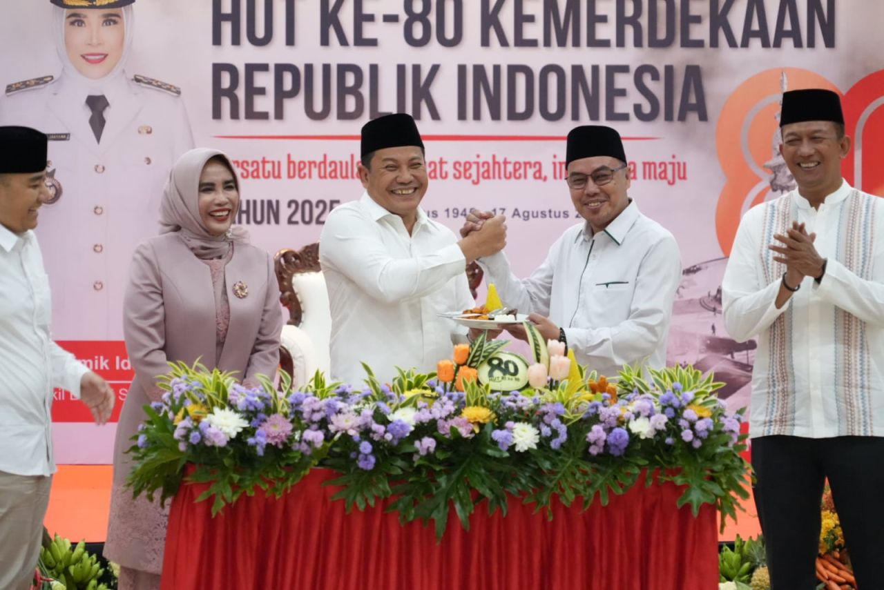 TASYAKURAN - Bupati Sidoarjo Subandi memimpin acara Malam Tasyakuran (Malam Tirakatan) dalam rangka memperingati HUT Kemerdekaan Republik Indonesia (RI) ke 80 yang digelar di Pendopo Delta Wibawa Sidoarjo, Sabtu (16/08/2025) malam.