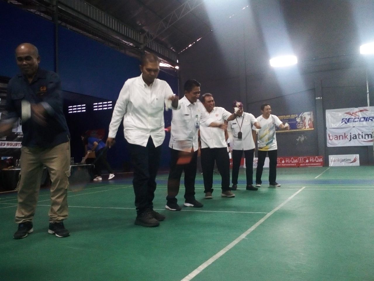 KEJURKAB - Ketua Umum KONI Sidoarjo Imam Mukri Affandi membuka Kejurkab Bulutangkis 2025 merebutkan Piala Bupati yang digelar Pengkab PBSI di Stadion Bulu Tangkis Cemerlang Kelurahan Bulusidokare, Kecamatan Sidoarjo, Rabu (20/08/2025).