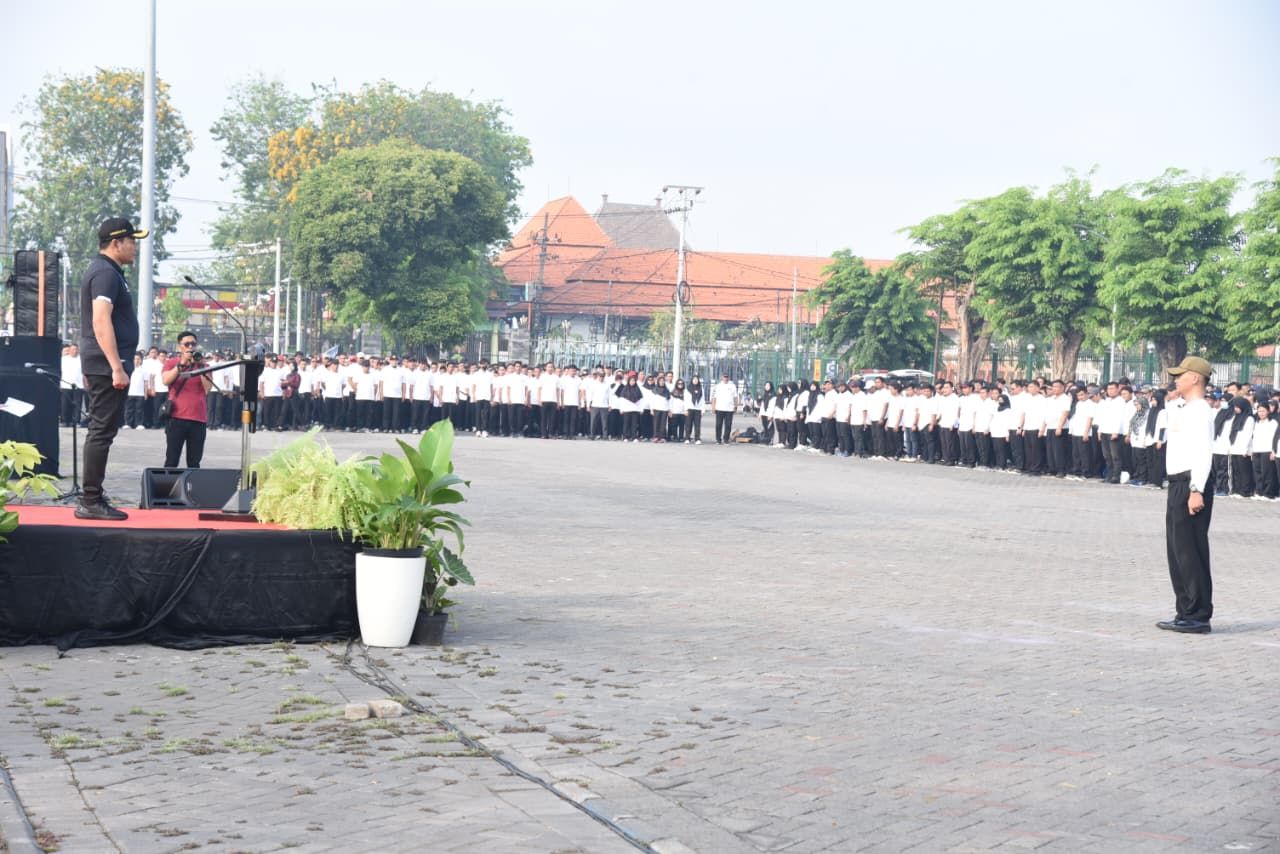 APEL AKBAR - Bupati Sidoarjo, Subandi memimpin langsung Apel Akbar Pengarahan terhadap 3.843 calon Pegawai Pemerintah dengan Perjanjian Kerja (PPPK) Paruh Waktu di Lapangan Parkir Timur GOR Delta, Jumat (22/08/2025).