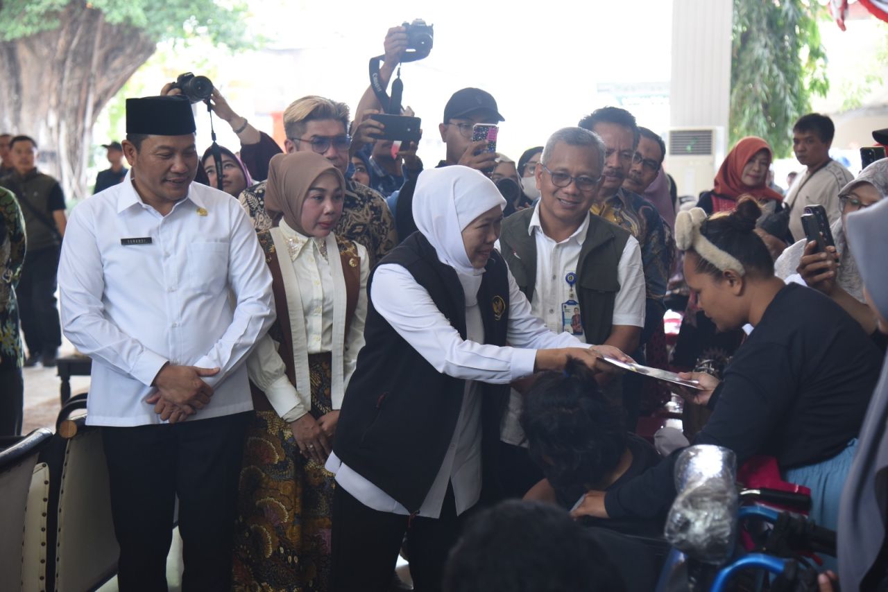 BANSOS - Ribuan warga Sidoarjo menerima beragam Bansos dari Pemprov Jatim senilai Rp 4,91 miliar yang diserahkan Gubernur Jatim Khofifah Indar Parawansa dan Bupati Sidoarjo Subandi di Pendopo Delta Wibawa Sidoarjo, Jumat (22/08/2025).