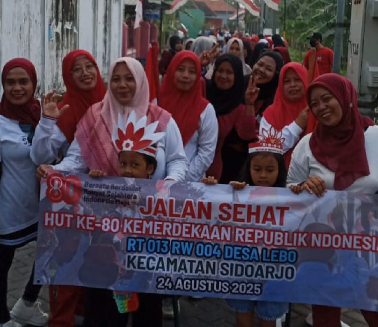JALAN SEHAT - Ratusan warga RT 13, RW 04, Desa Lebo, Kecamatan Sidoarjo mengikuti Senam dan Jalan Sehat untuk memeriahkan HUT RI ke 80 memperebutkan ratusan hadiah hiburan dan utama dengan start Balai RW 04 dan finish di tempat yang sama, Minggu (24/08/20