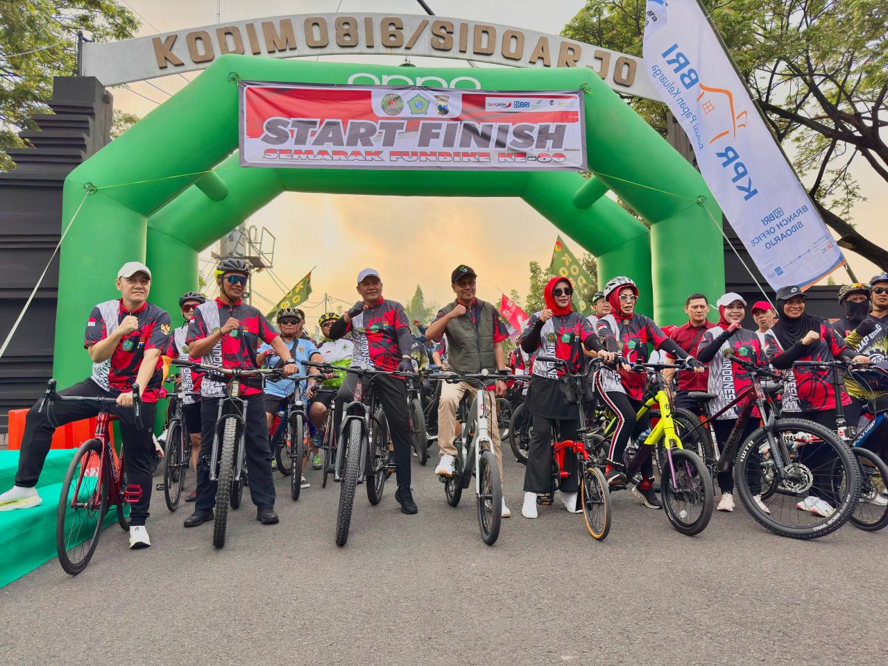 BERANGKATKAN - Bupati Sidoarjo Subandi memberangkatkan ribuan peserta Semarak Fun Bike 2025 yang digelar Kodim 0816 Sidoarjo dalam rangka memperingati Hari Ulang Tahun (HUT) Republik Indonesia (RI) ke 80, Minggu (24/08/2025).