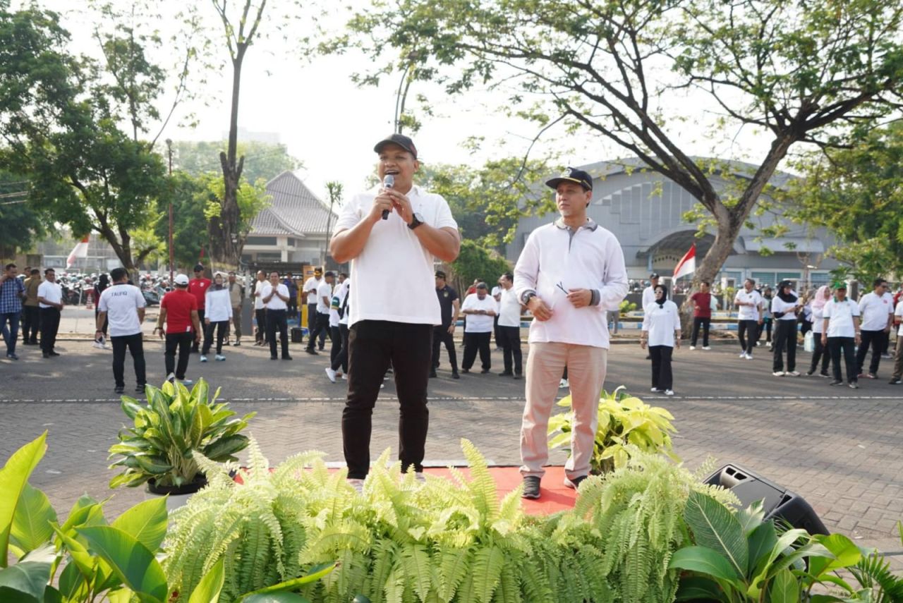 APEL AKBAR - Ketua Komisi A DPRD Sidoarjo Rizza Ali Faizin dan anggota Komisi A Deny Haryanto saat ikut Apel Akbar Bupati Sidoarjo Subandi bersama 3.843 calon PPPK Paruh Waktu di Lapangan Parkir Timur GOR Delta, Sidoarjo, Jumat (22/08/2025).