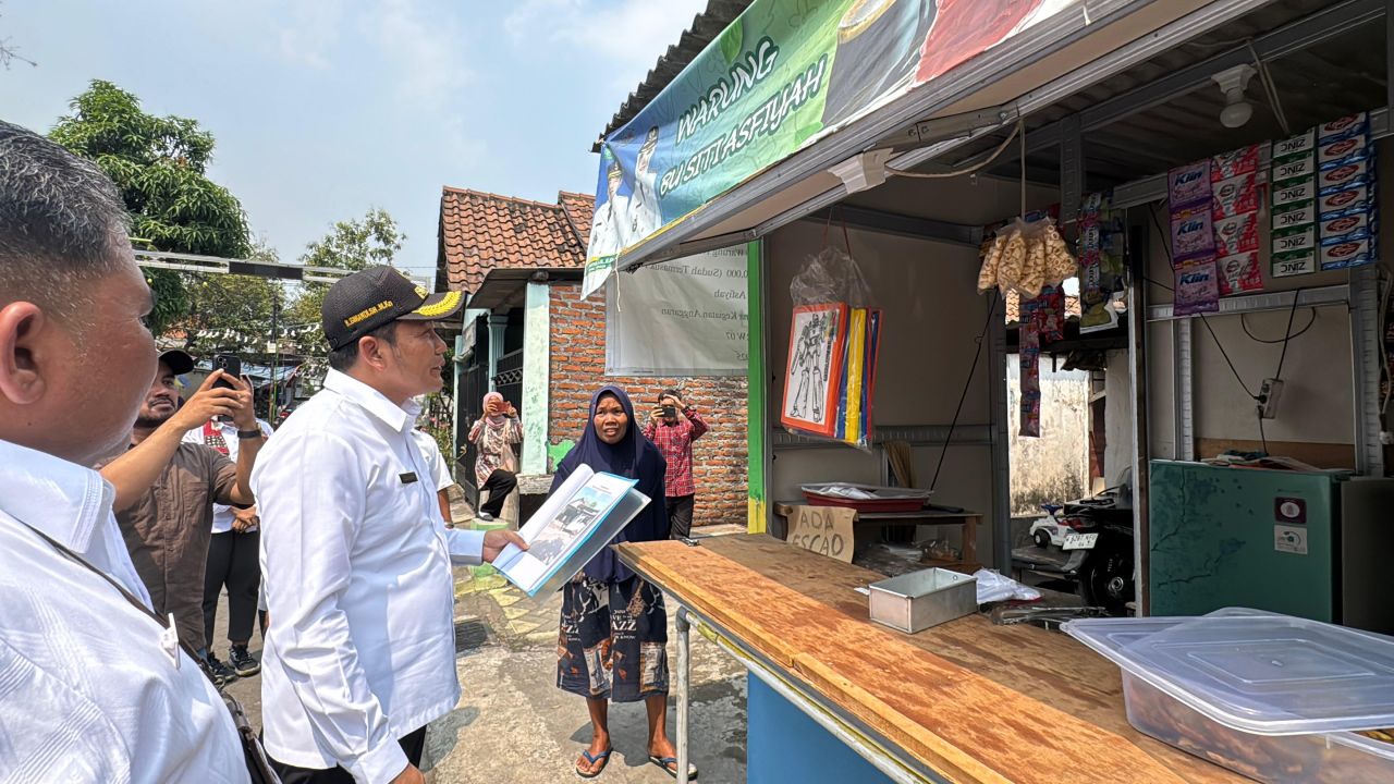 CEK - Bupati Sidoarjo Subandi meninjau langsung program bedah warung rakyat yang tengah berjalan di Desa Kletek, Kecamatan Taman, Sidoarjo, Rabu (27/08/2025).