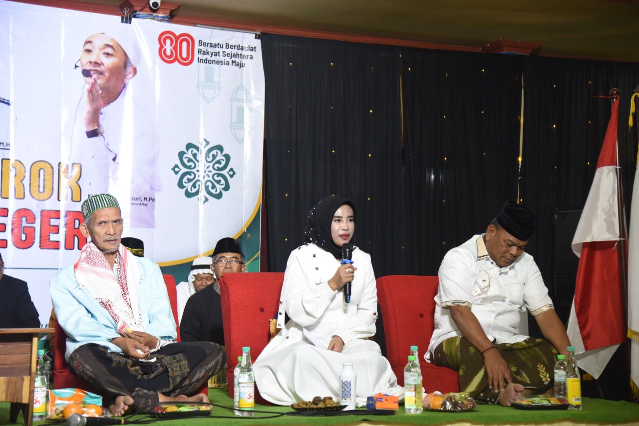 DOA BERSAMA - Wabup Sidoarjo Mimik Idayana mengikuti tahlil dan doa bersama dalam rangka memperingati Hari Ulang Tahun (HUT) Kemerdekaan RI ke 80 yang digelar Pemerintah Kecamatan Krian di Pendopo Kantor Kecamatan Krian, Rabu (27/08/2025) malam.