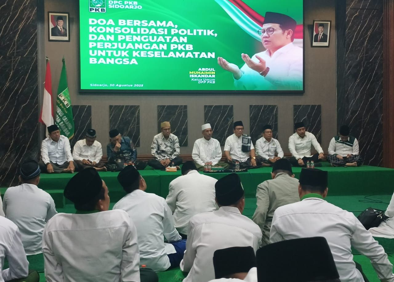 DOA BERSAMA - Ketua DPC PKB sekaligus Ketua DPRD Sidoarjo Abdillah Nasih memimpin acara Doa Bersama, Konsolidasi Politik dan Penguatan Perjuangan PKB untuk Keselamatan Bangsa yang digelar di Kantor DPC PKB Sidoarjo, Sabtu (30/08/2025) malam.