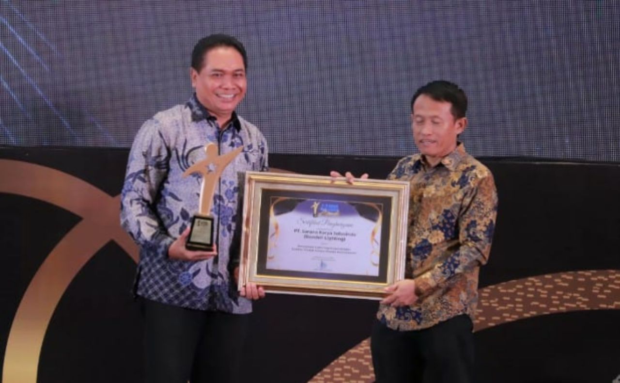 PENGHARGAAN - Media Regional Jatim menobatkan pemilik perusahaan merek Bandell Lighting, Ir Sugiono Adi Salam, MM IPU ACPE sebagai salah satu tokoh peraih Radar Surabaya Award 2025 atas keberhasilannya menorehkan berbagai prestasi kemarin.