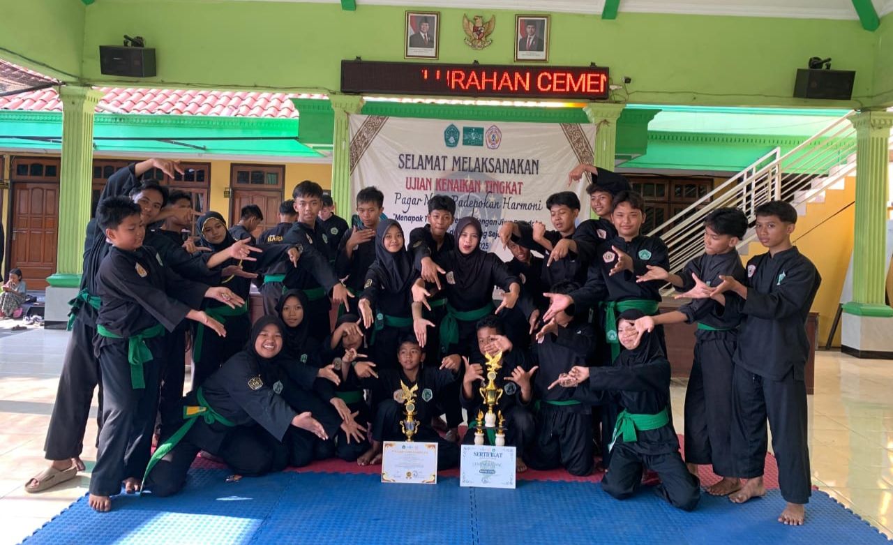 UKT - Sebanyak 45 siswa Padepokan Harmoni yang bermarkas di Kelurahan Cemengkalang, Kecamatan Sidoarjo mengikuti prosesi Ujian Kenaikan Tingkat (UKT) mulai tingkatan sabuk polos hingga strip biru, Minggu (03/08/2025).