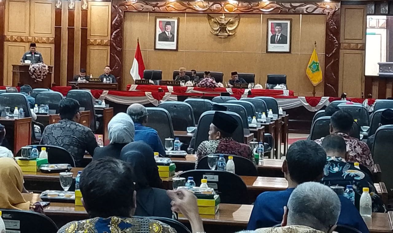 PARIPURNA - Pimpinan dan anggota DPRD Sidoarjo menggelar paripurna pembacaan surat masuk rencana pembahasan Perubahan Anggaran Keuangan (PAK) meski ada polemik penolakan Laporan Pertanggungjawaban Pelaksanaan (LPP) Bupati Sidoarjo atas APBD 2024, Kamis (3
