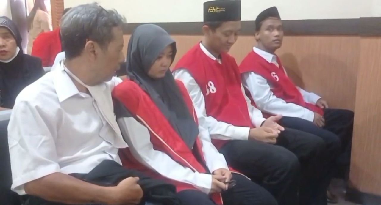 PUTUSAN - Tiga terdakwa kasus dugaan jaringan penjualan ginjal (organ manusia) dijatuhi hukuman majelis hakim Pengadilan Negeri Sidoarjo 3 tahun dan 2 tahun penjara dalam sidang putusan di Pengadilan Negeri Sidoarjo, Selasa (12/08/2025).