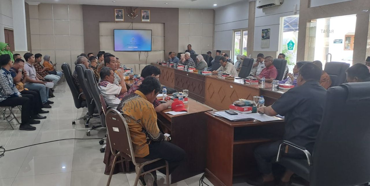 NGADUH - Warga Desa Banjarbendo dan Desa Jati, Kecamatan Sidoarjo mengeluh terjadi kemacetan di kampungnya kepada pimpinan dan anggota Komisi C DPRD Sidoarjo, Kamis (14/08/2025).