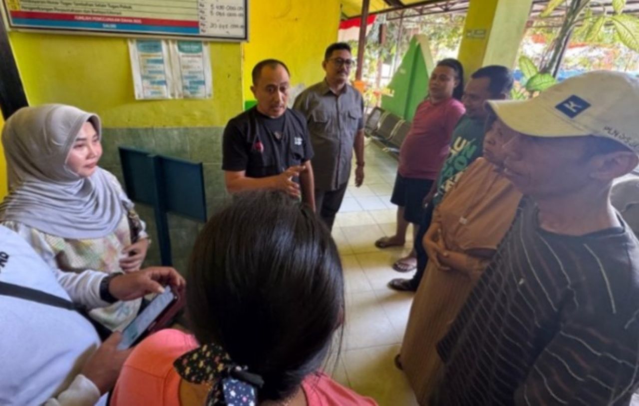 DAMPINGI - Sejumlah anggota Komisi D DPRD Sidoarjo dan Fraksi PDI Perjuangan DPRD Sidoarjo mendampingi orangtua wali murid SDN yang di DO Sekolah Dasar Negeri (SDN) di wilayah Kecamatan Porong, Sidoarjo, Sabtu (16/08/2025).