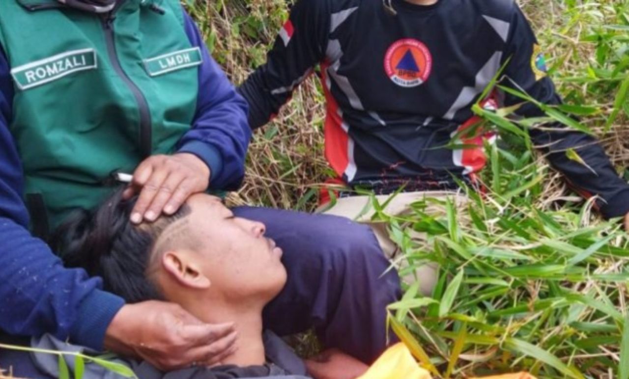 SELAMAT - Seorang pemuda pendaki, Chamdan Salman Alfarizi (22) asal Sidoarjo yang sempat dikabarkan hilang di Gunung Butkak Batu ditemukan dalam kondisi selamat, Selasa (19/08/2025).