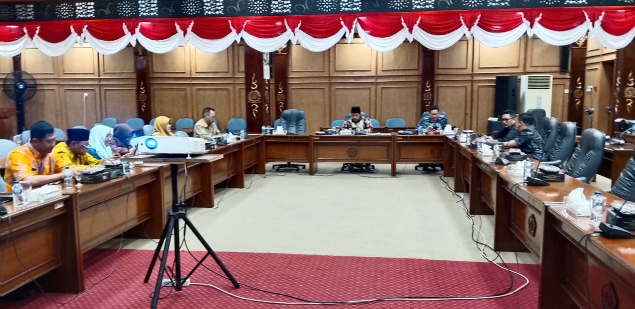 HEARING - Komisi D DPRD Sidoarjo hearing dengan Dinas Pendidikan dan Kebudayaan (Dikbud) dan para Kepala Sekolah (Kasek) SDN Negeri yang kelebihan jumlah siswa dalam SPMB Tahun 2025 di ruang rapat DPRD Sidoarjo, Kamis (21/08/2025) sore.