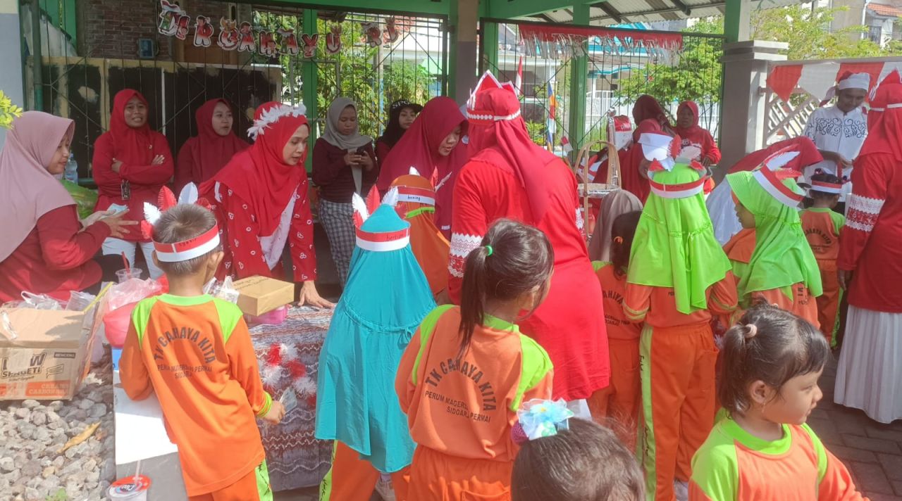 BAZAR - Dalam memperingati Hari Ulang Tahun (HUT) RI ke 80, TK Cahaya Kita Perumahan Magersari Permai, Kelurahan Magersari, Sidoarjo menggelar kegiatan jalan sehat, senam bahagia serta bazar peduli UMKM Mamin sehat, Sabtu (23/08/2025).