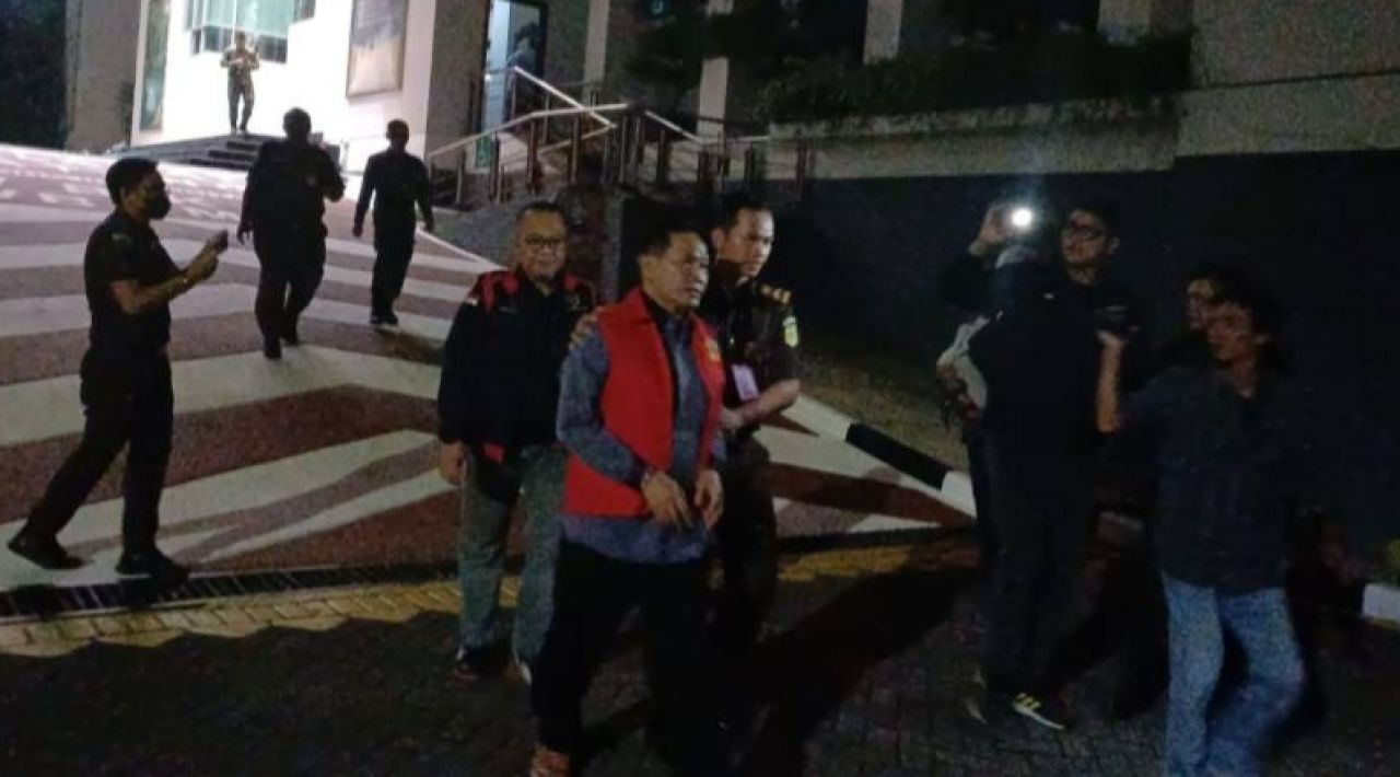 DITAHAN - Tim penyidik Pidana Khusus (Pidsus) Kejati Jatim menahan mantan Pj Bupati Sidoarjo, Hudiono karena diduga terlibat dalam kasus dugaan korupsi dana hibah belanja pengadaan untuk SMK se Jatim, Selasa (26/08/2025) malam.
