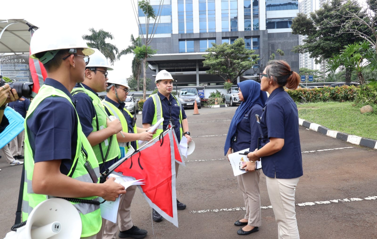 Simulasi kesiapsiagaan bencana gempa bumi dan kebakaran oleh PT Jasaraharja Putera