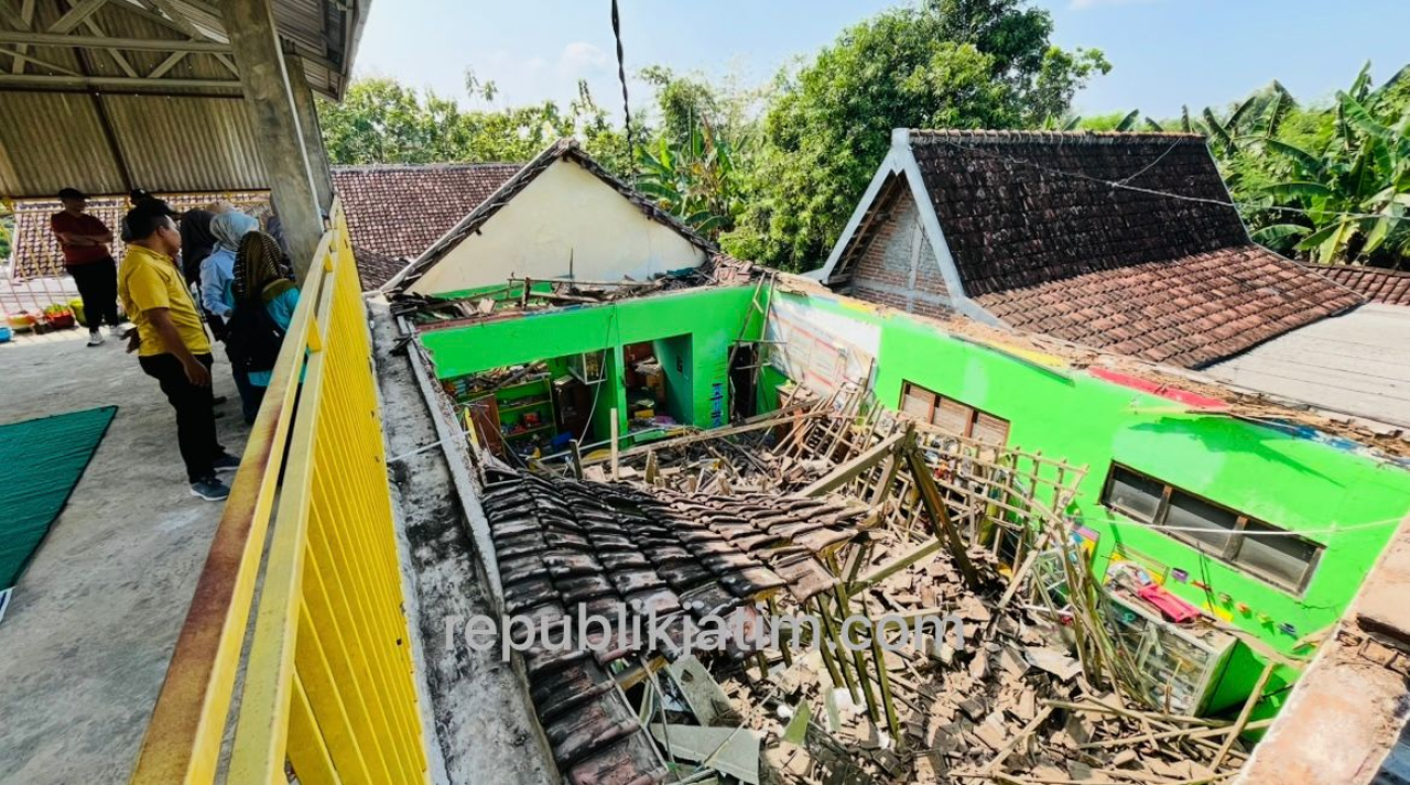 Kondisi bangunan PAUD dan TK di Karangasem Ds/Kec.Geneng Ngawi yang atapnya ambruk.