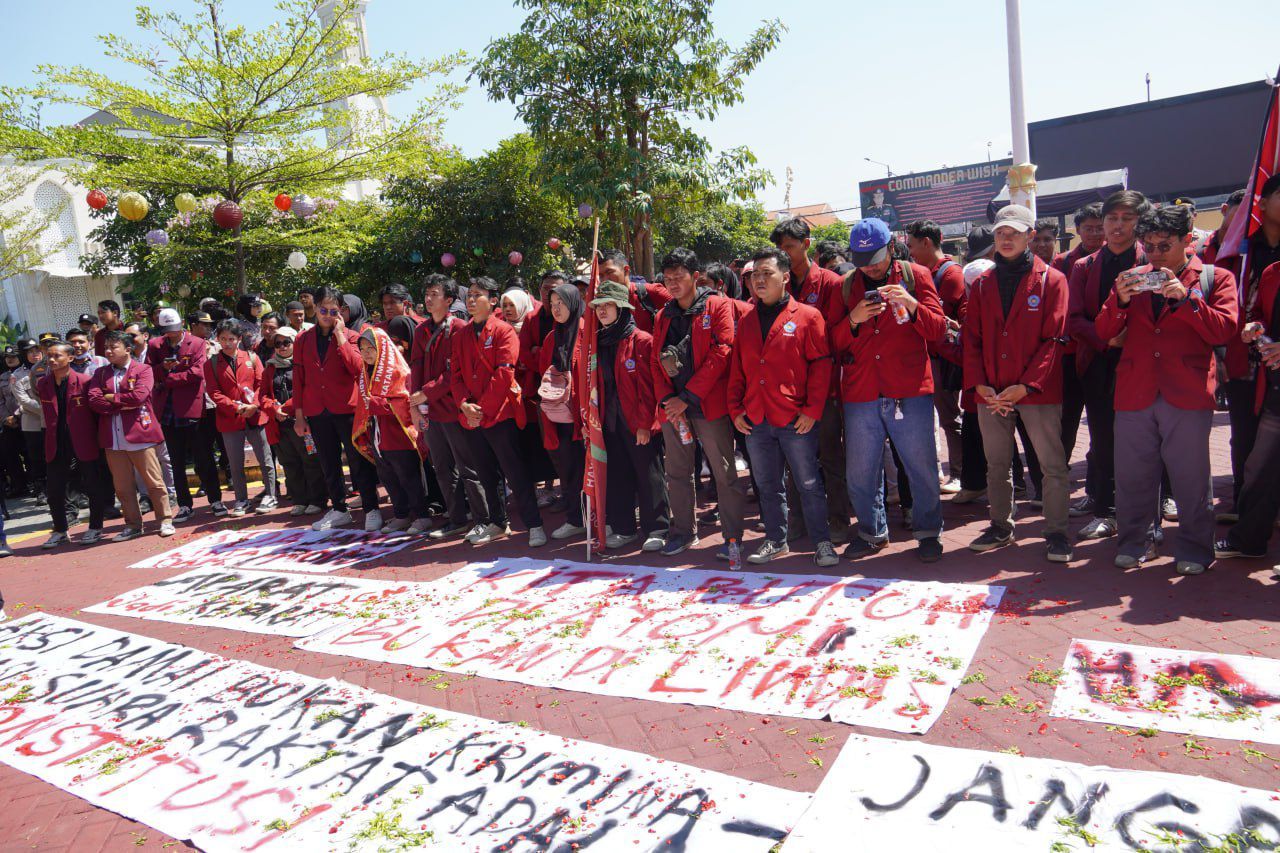 DAMAI - Aksi demo damai dengan tuntutan Reformasi Polri, Tuntut Kapolri Mundur digelar Pimpinan Cabang Ikatan Mahasiswa Muhammadiyah (PC IMM) Sidoarjo di depan Polresta Sidoarjo berlangsung aman dan damai, Senin (01/09/2025).
