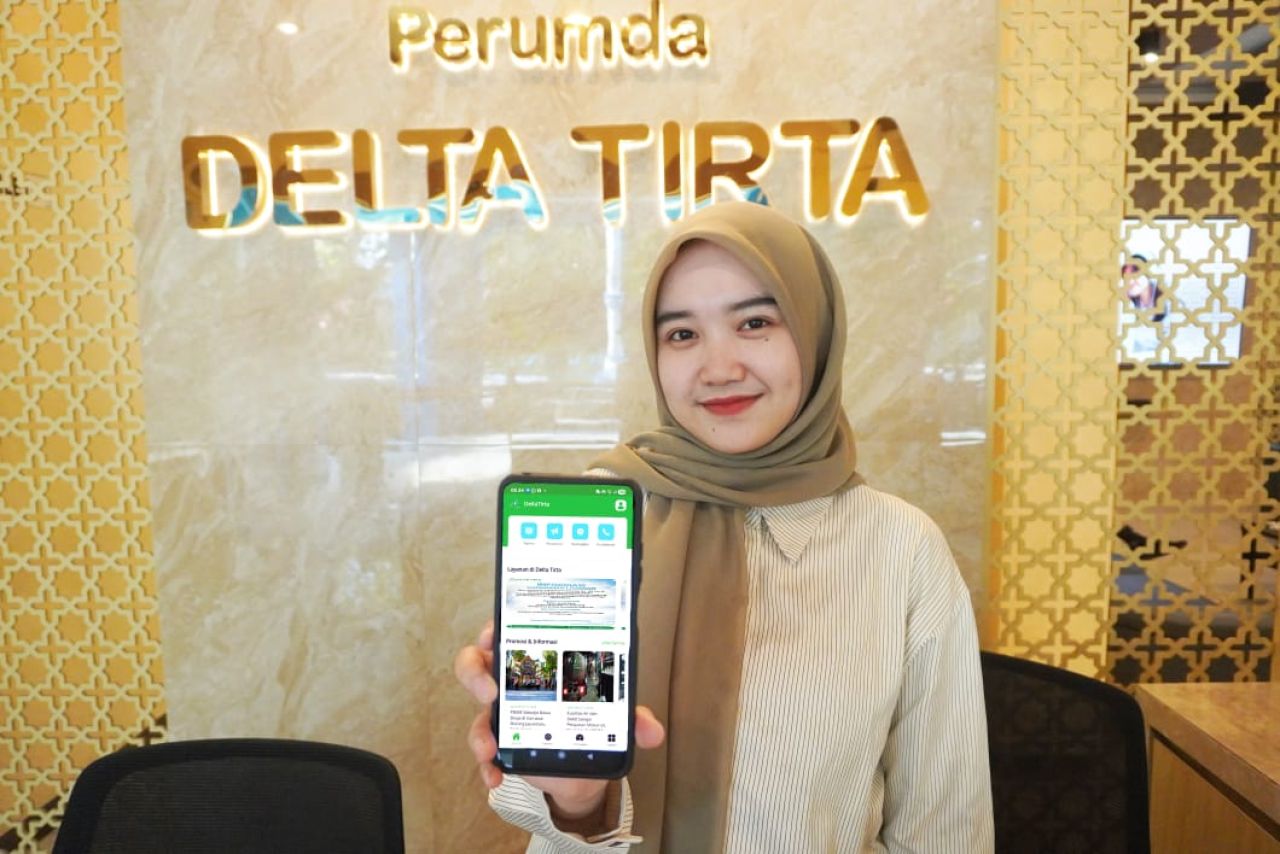 APLIKASI - Pasang baru layanan PDAM di Sidoarjo kini semakin mudah calon pelanggan cukup dengan sekali klik di Hand Phone (HP) melalui aplikasi Pelangi yang diluncurkan Perumda Delta Tirta Sidoarjo.