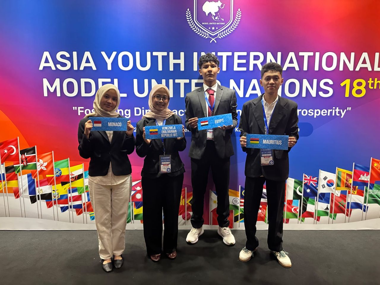 DELEGASI - SMA Al Muslim Sidoarjo menunjukkan komitmennya dalam memberikan pengalaman internasional bagi siswa dan siswinya diantaranya berpartisipasi dalam kegiatan Asia Youth International Model United Nations (AYIMUN) ke 18 yang digelar di Malaysia.