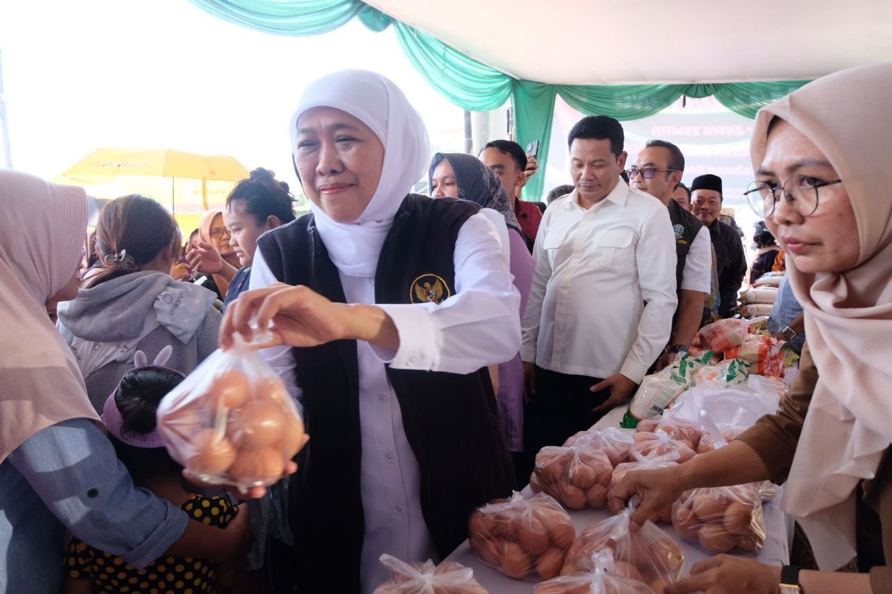 PASAR MURAH - Gubernur Jatim, Khofifah Indar Parawansa didampingi Bupati Sidoarjo, Subandi hadir dalam kegiatan Pasar Murah di Dusun Gabung, Desa Sedatigede, Kecamatan Sedati, Sidoarjo, Rabu (03/09/2025).