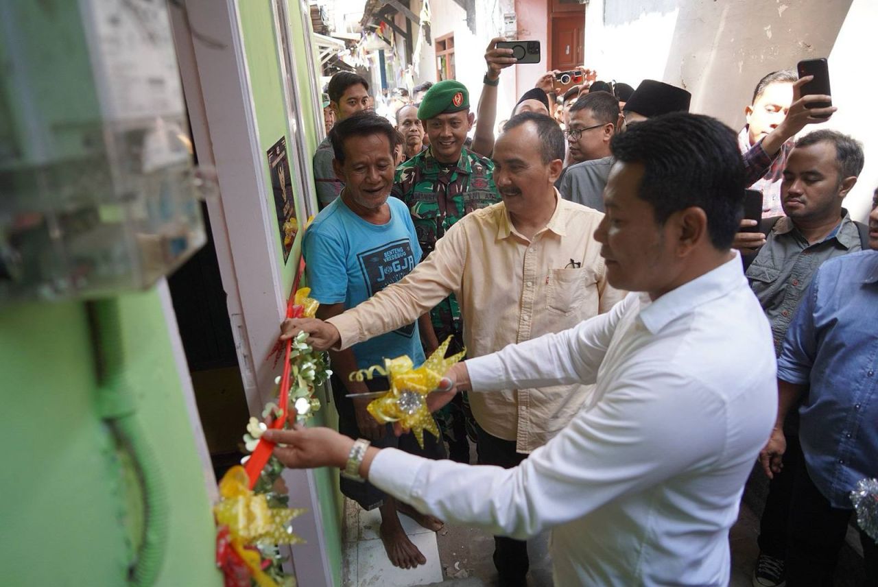 SERAHKAN - Bupati Sidoarjo Subandi didampingi Ketua BAZNAS Sidoarjo, M Chasbil Aziz Saldju Sodar menyerahkan kunci hasil renovasi Rumah Tidak Layak Huni (RTLH) milik Ny Munjiati dan Madekan warga Kelurahan Sidokumpul, Kecamatan Sidoarjo, Kamis (04/09/2025