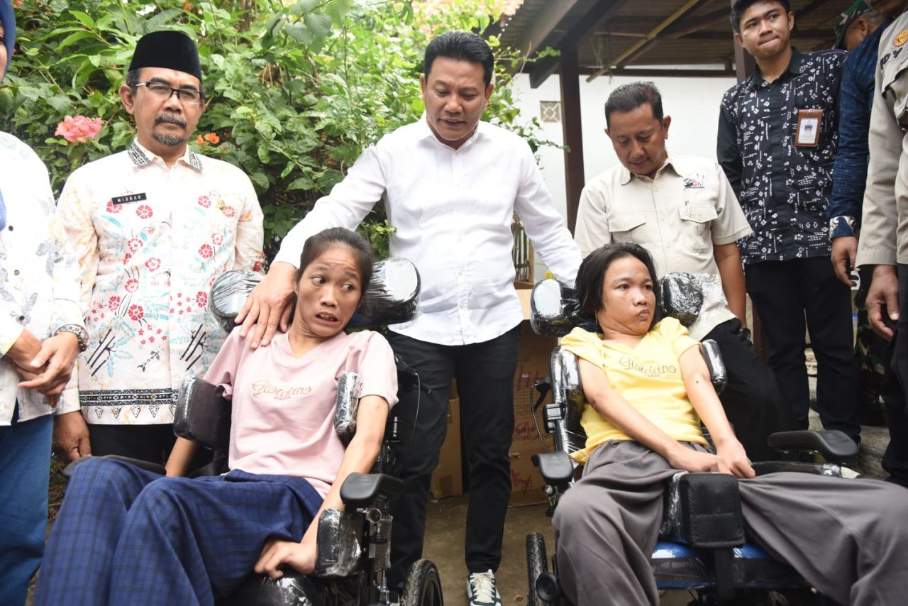 SERAHKAN - Bupati Sidoarjo Subandi terlihat terenyuh melihat kondisi dua anak Munaim dan Senimah yang sehari-hari kakak beradik ini hanya bisa duduk dan berbaring sejak lahir hingga kini menginjak usia 35 tahun dan 30 tahun, Kamis (04/09/2025).
