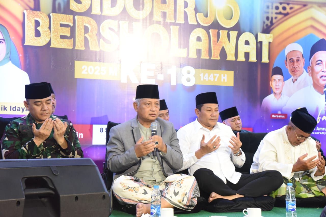 SHALAWAT - Bupati Sidoarjo Subandi saat mengikuti kegiatan Sidoarjo Bersholawat bersamaan peringatan Maulid Nabi Muhammad SAW yang digelar PCNU Sidoarjo di Masjid Agung Sidoarjo, Senin (08/09/2025) malam.