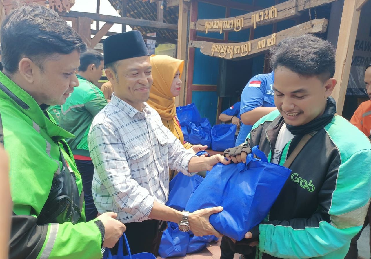 HUT - Ketua Komisi A DPRD Provinsi Jatim Dedi Irwansyah bersama Dewan Pimpinan Cabang (DPC) Partai Demokrat Sidoarjo menggelar kegiatan sederhana dalam rangka memperingati HUT Partai Demokrat ke 24 di Limasan Kopi Sidodadi, Selasa (09/09/2025).