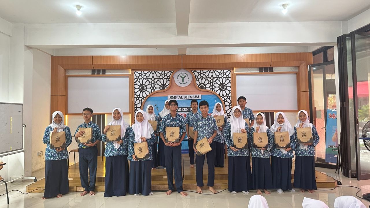 CAREER DAY - SMP Al Muslim berkomitmen dalam menyiapkan generasi pemimpin masa depan yang tangguh dan visioner melalui kegiatan Career Day 2025 : My Great Career, My Bright Future yang diikuti seluruh siswa, Selasa (09/09/2025).