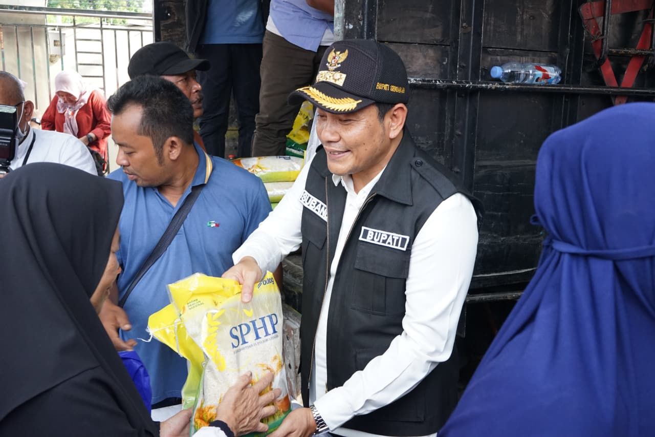 OPERASI PASAR - Mulai besok, Rabu (17/09/2025), Pemkab Sidoarjo bakal menggelar operasi pasar beras SPHP. Operasi pasar murah Perdesa/Kelurahan itu bakal digelontor penjualan 3 ton beras SPHP yang digelar di setiap balai desa dan kelurahan usai rapat zoom