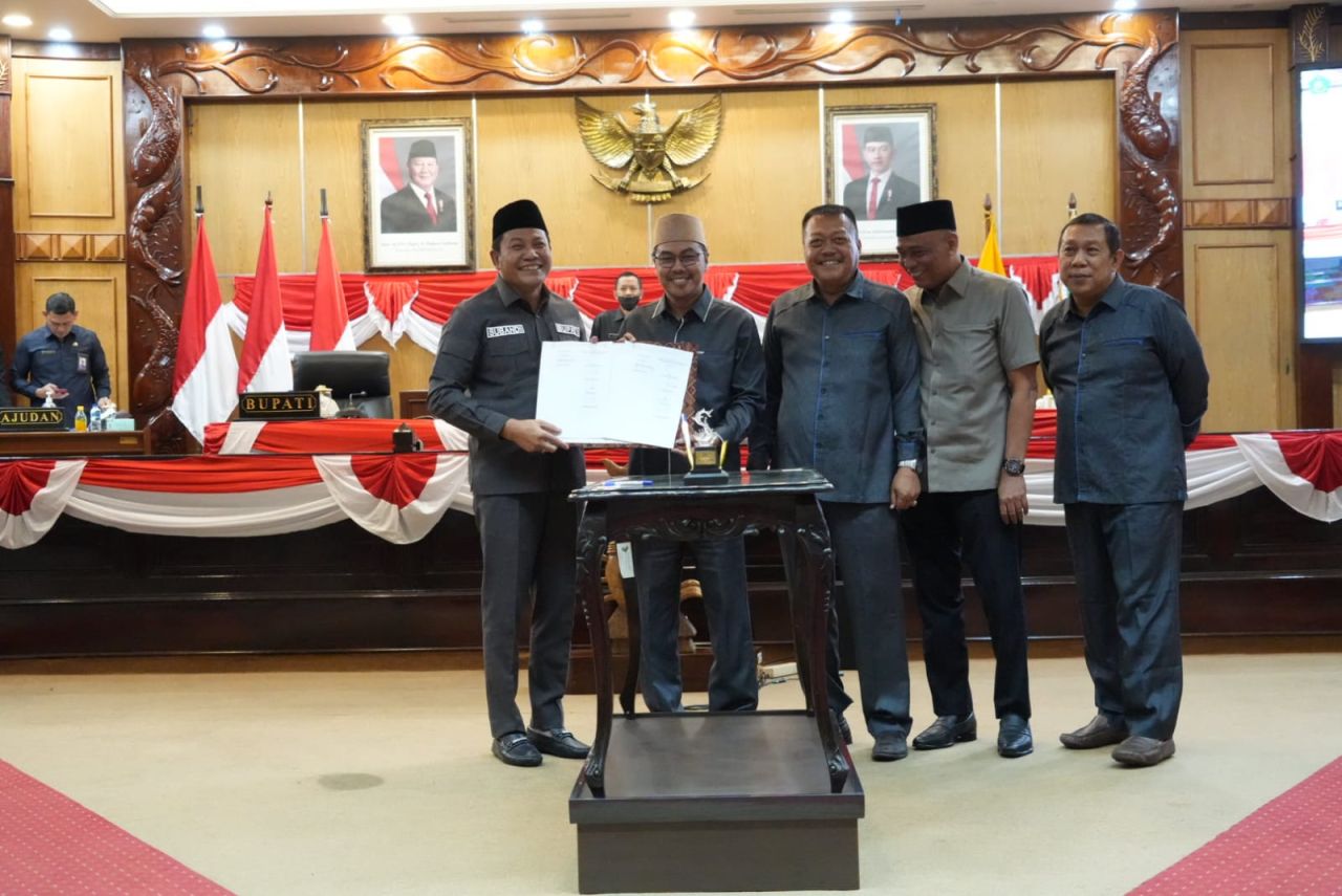 SAHKAN - Bupati Sidoarjo Subandi dan pimpinan DPRD Kabupaten Sidoarjo akhirnya mengesahkan Raperda PAK APBD 2025 menjadi Perda dalam rapat paripurna di Gedung DPRD Sidoarjo, Kamis (11/09/2025).