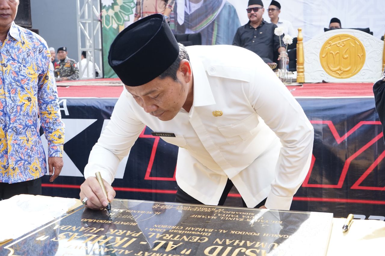 RESMIKAN - Bupati Sidoarjo, Subandi meresmikan Masjid Al Ikhlas yang berlokasi di Perumahan Central Park Juanda, Kecamatan Sedati, Sidoarjo, Jumat (12/09/2025).