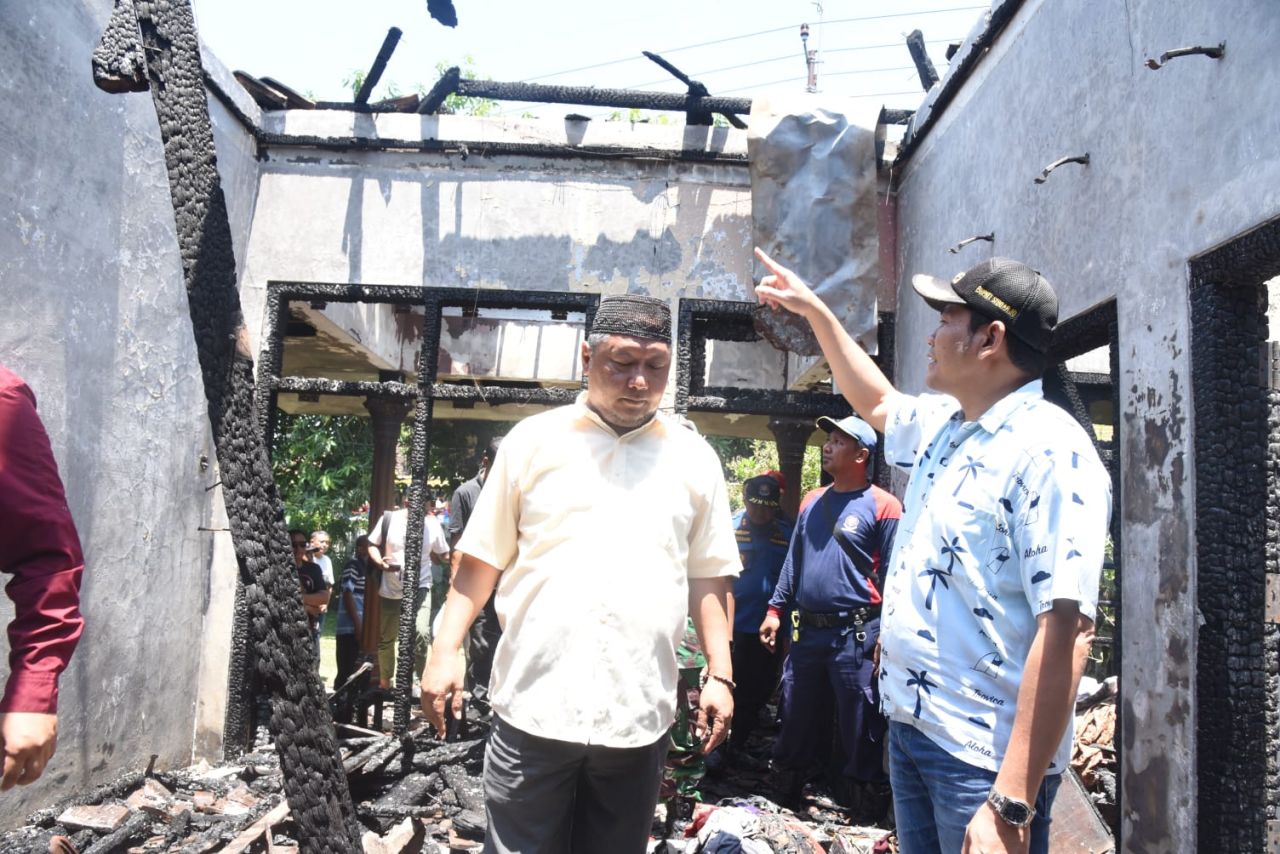 PERBAIKI - Bupati Sidoarjo Subandi mengecek kondisi rumah Nur Hanifah warga Desa Sedenganmijen, Kecamatan Krian, Sidoarjo yang ludes terbakar didampingi anggota Komisi C DPRD Sidoarjo M Nizar, Sabtu (13/09/2025).